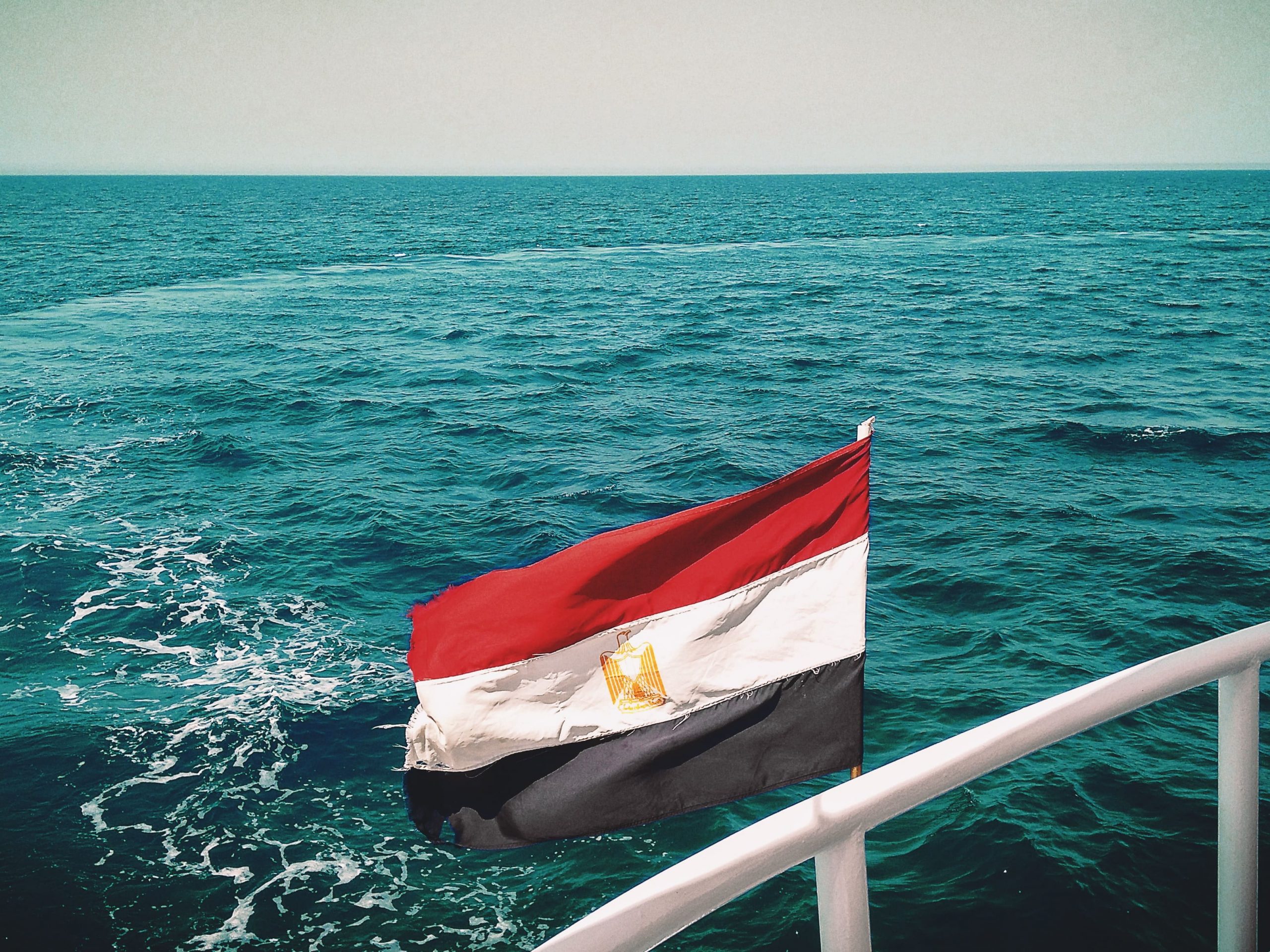 E Drapeau De L'Egypte Sur Le Fond De La Mer Et De L'île De Tiran